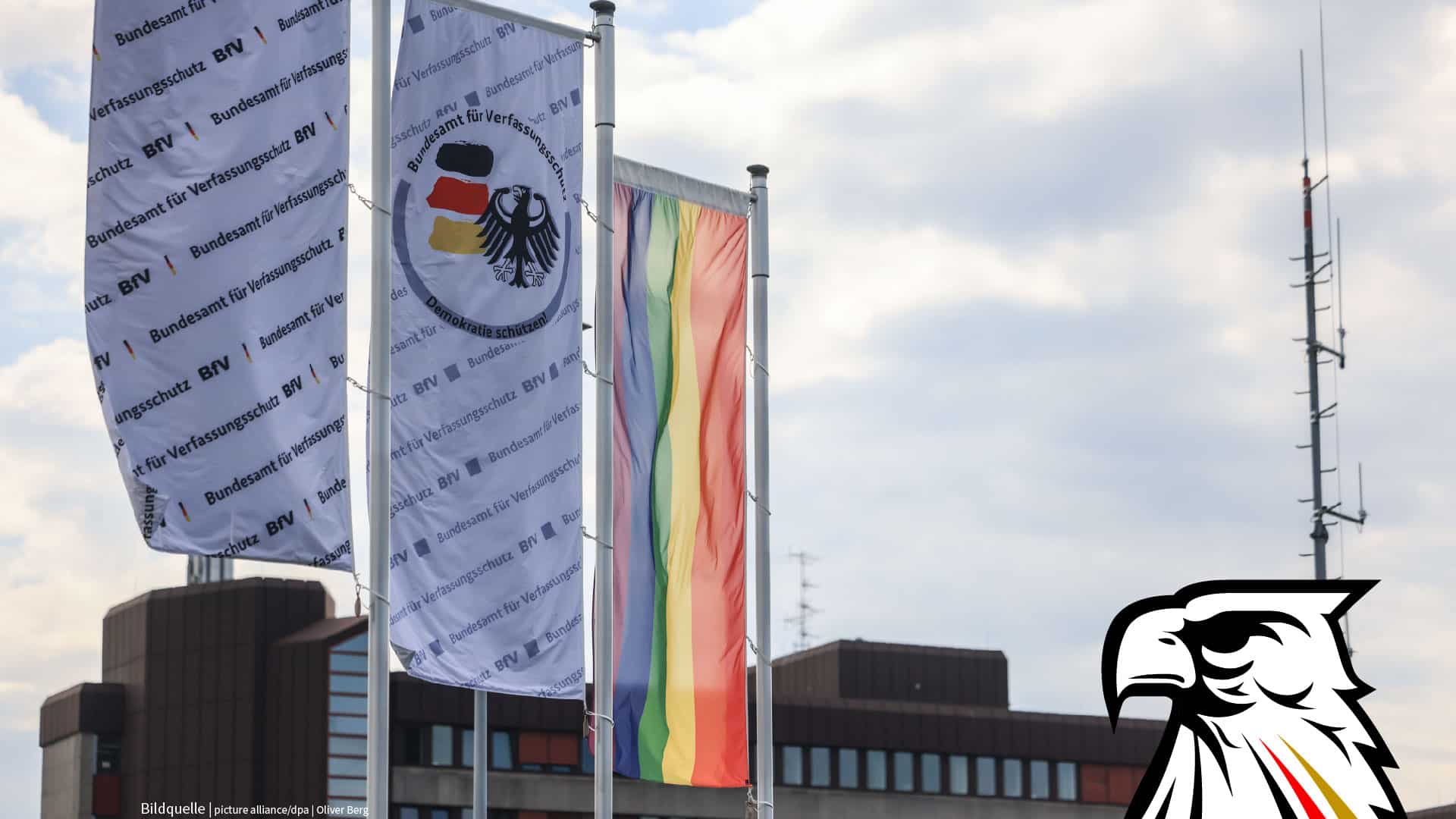 Gesichert linksgrün-woke: Vor dem Bundesamt für Verfassungsschutz weht die Regenbogenflagge das ganze Jahr