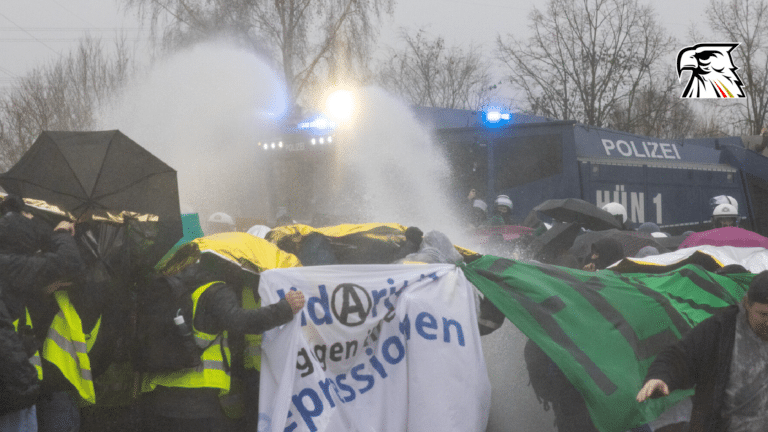 Hexenkessel Gießen: AfD-Teilnehmer in Polizeiautos – Schlagstöcke und Wasserwerfer im Einsatz – Schallterror aus Lautsprecherbus